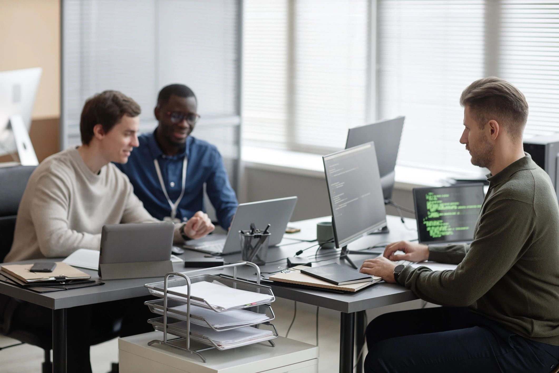 Équipe informatique au travail dans un espace de bureau moderne