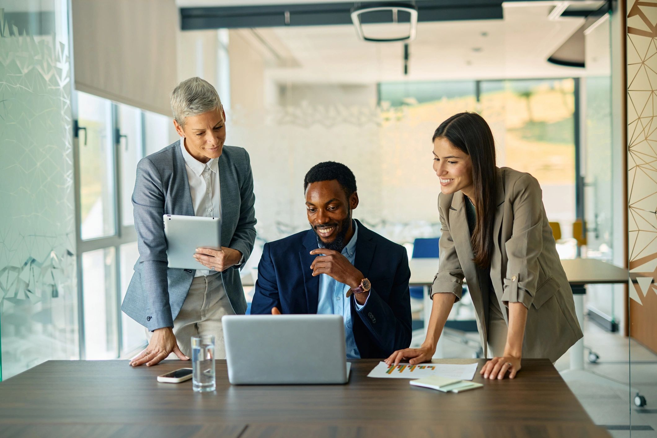 Professionnels travaillant sur ordinateur dans un bureau moderne