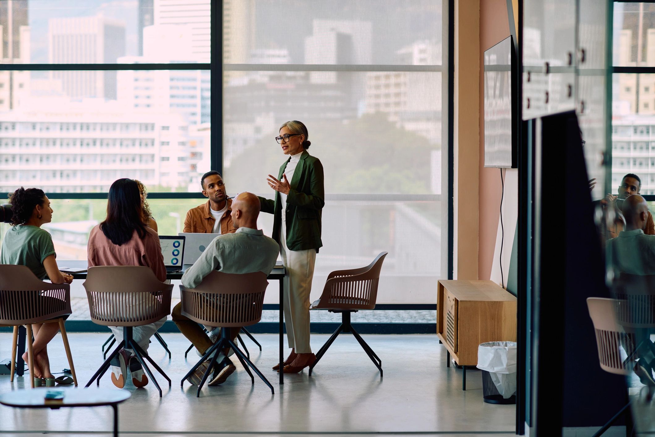Équipe en réunion dans un espace de travail moderne