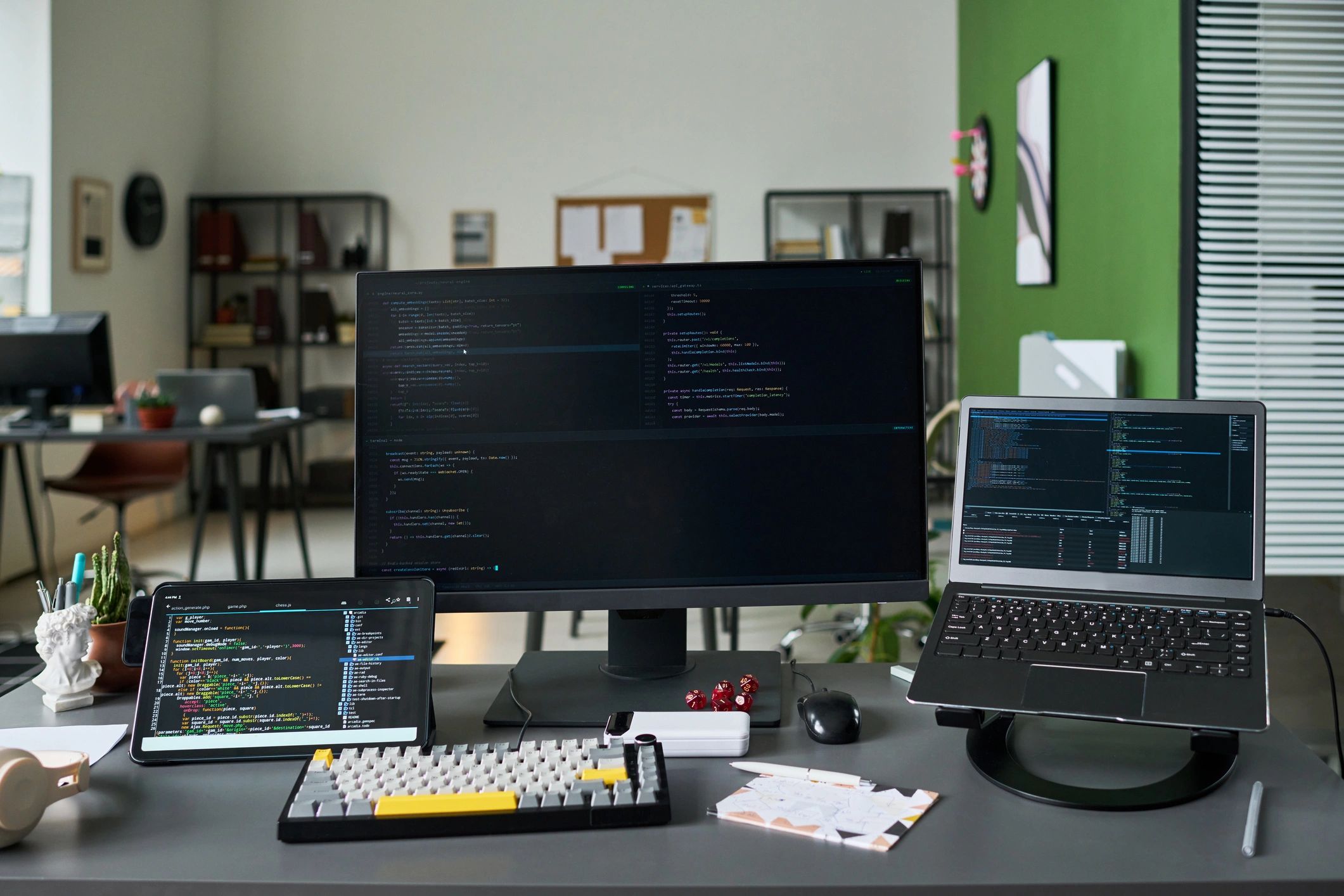 Espace de travail professionnel avec écrans affichant des logiciels